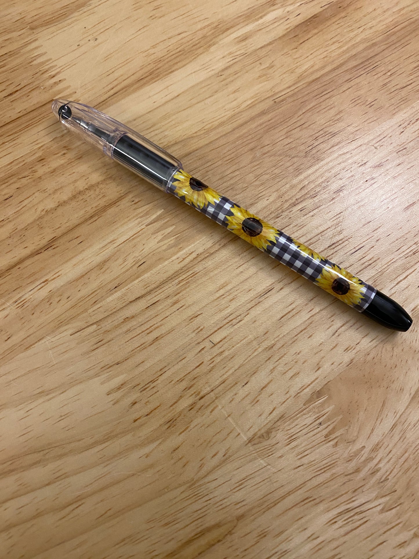 Sunflower Print pen, Cute Sunflowers on pen, Black and white criss cross design with Sunflowers on it pental rsvp pen