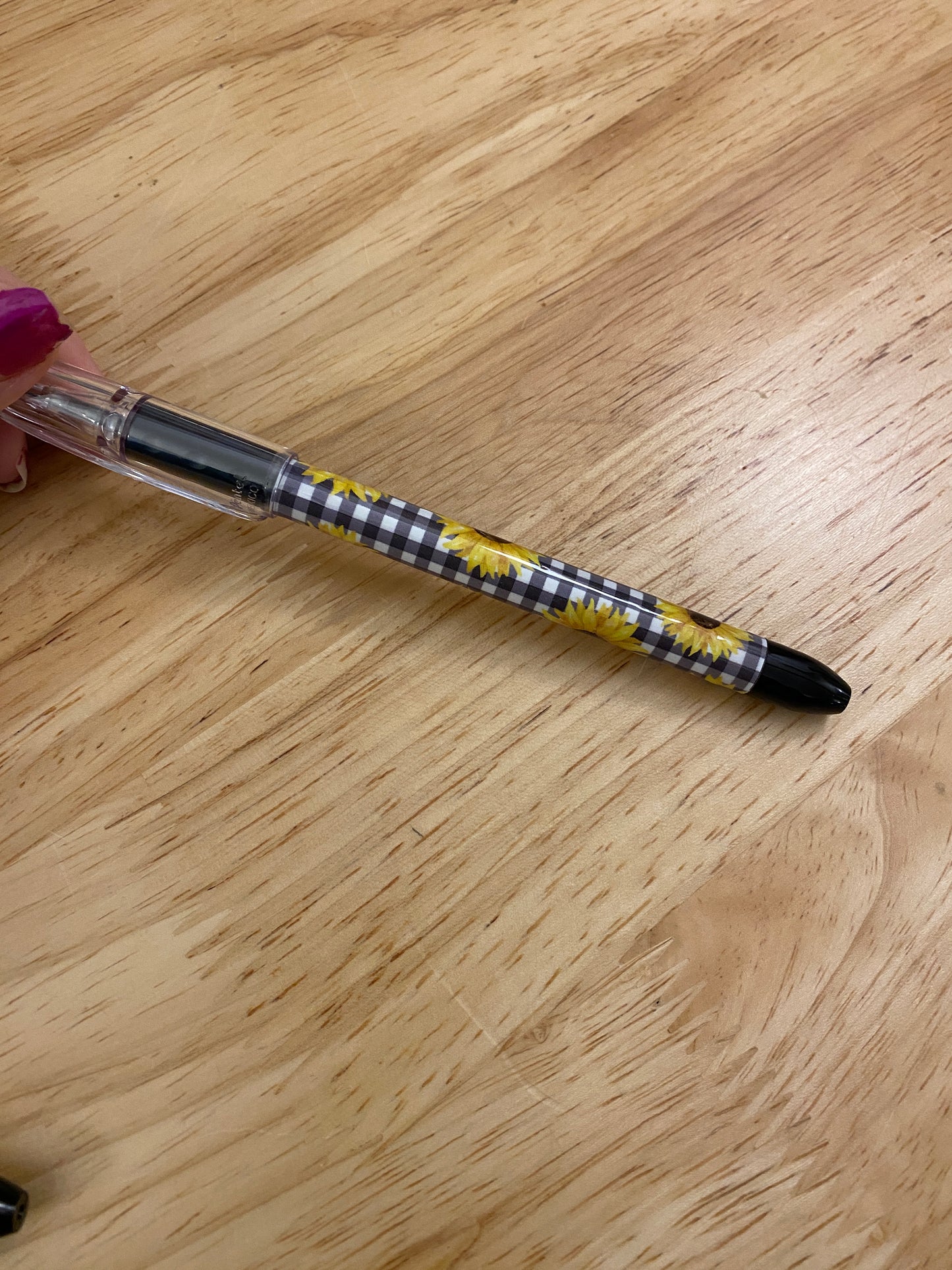Sunflower Print pen, Cute Sunflowers on pen, Black and white criss cross design with Sunflowers on it pental rsvp pen