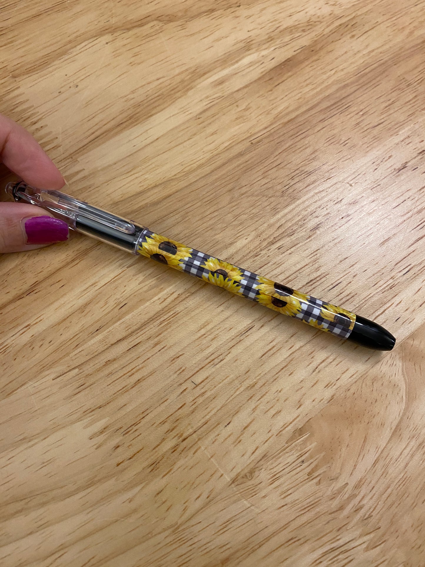 Sunflower Print pen, Cute Sunflowers on pen, Black and white criss cross design with Sunflowers on it pental rsvp pen