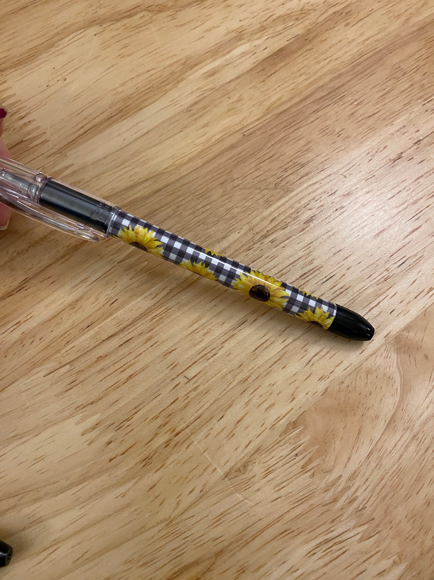 Sunflower Print pen, Cute Sunflowers on pen, Black and white criss cross design with Sunflowers on it pental rsvp pen