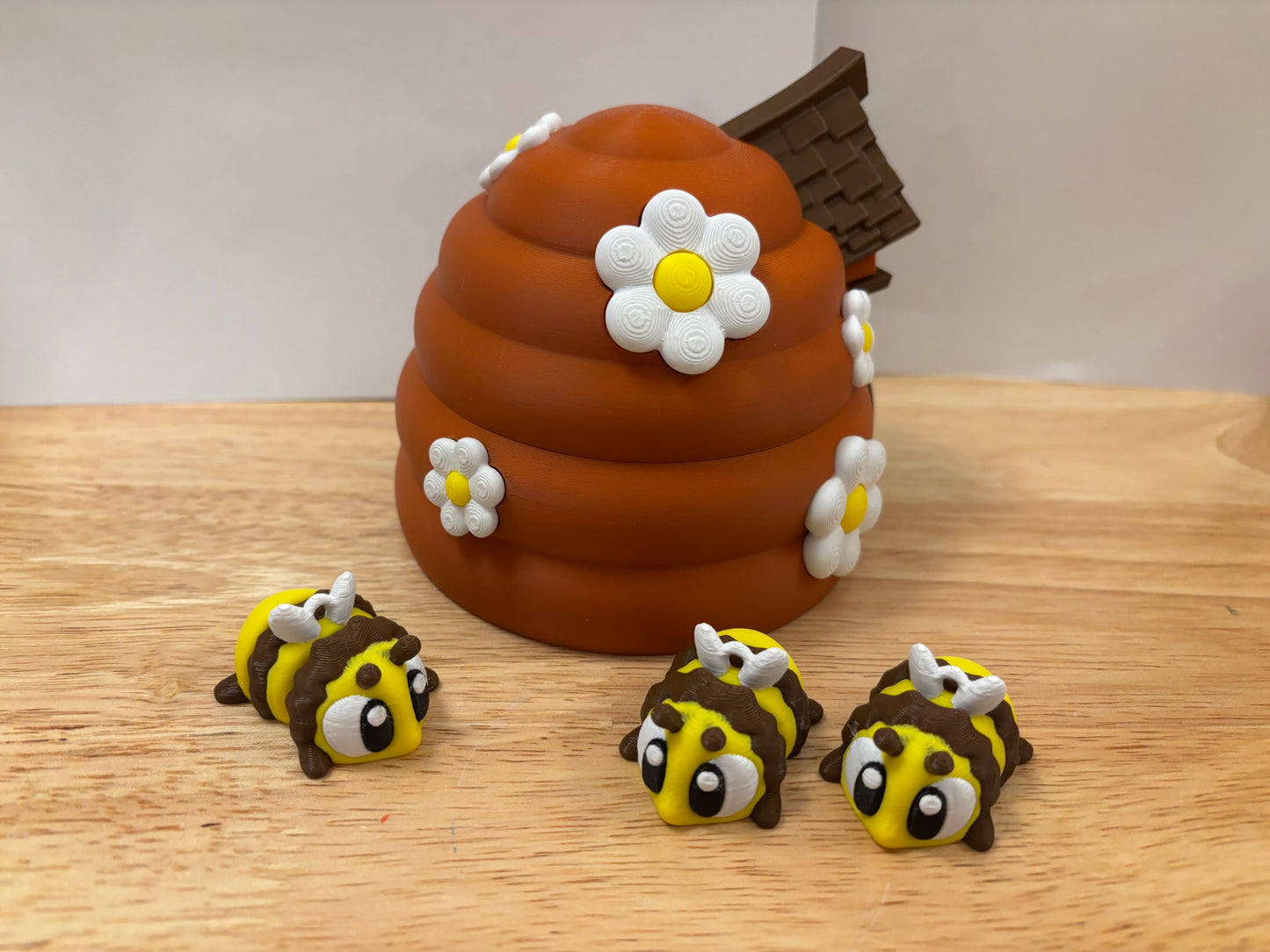 Brown Bee Hive with 3 bees, interchangeable into keychains, 3D printed bee hive, Honey Bees with Hive