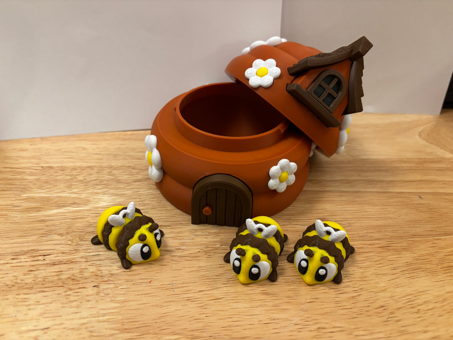 Brown Bee Hive with 3 bees, interchangeable into keychains, 3D printed bee hive, Honey Bees with Hive