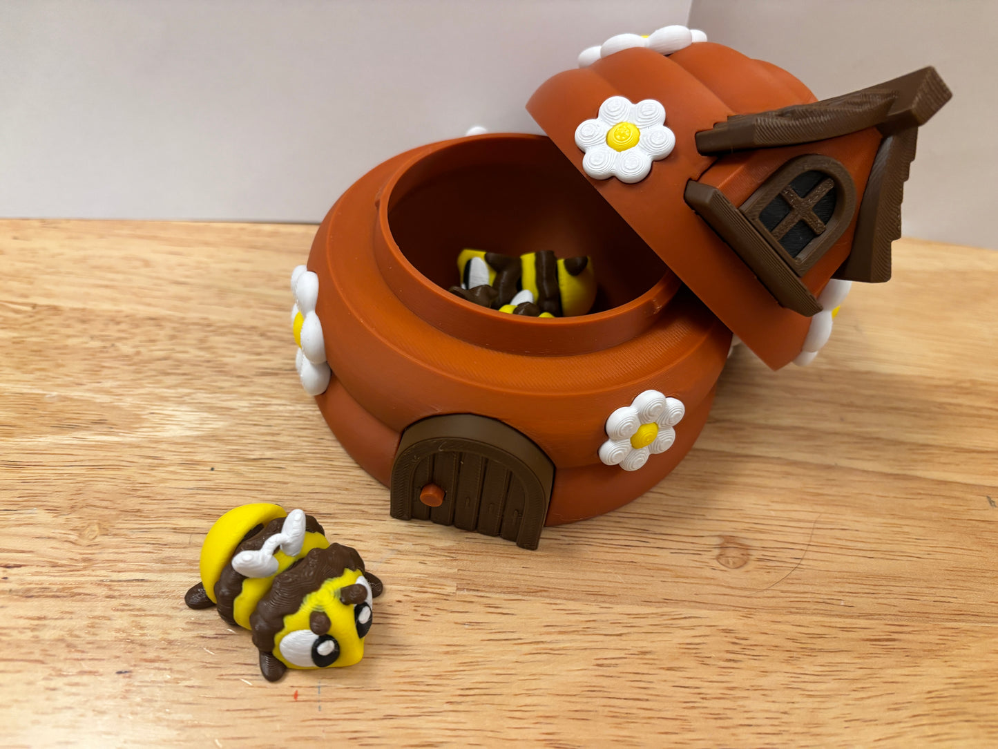 Brown Bee Hive with 3 bees, interchangeable into keychains, 3D printed bee hive, Honey Bees with Hive