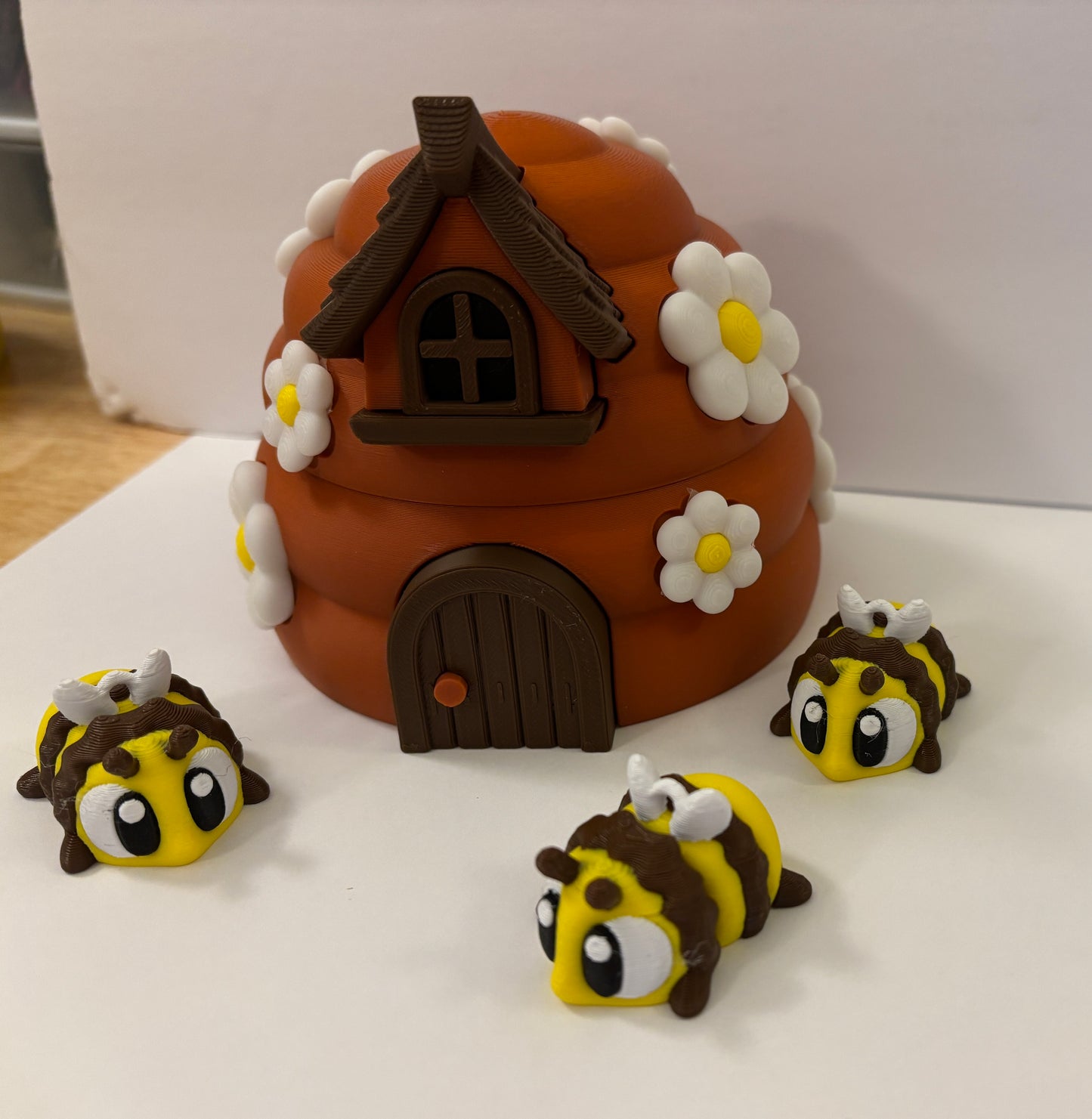 Brown Bee Hive with 3 bees, interchangeable into keychains, 3D printed bee hive, Honey Bees with Hive