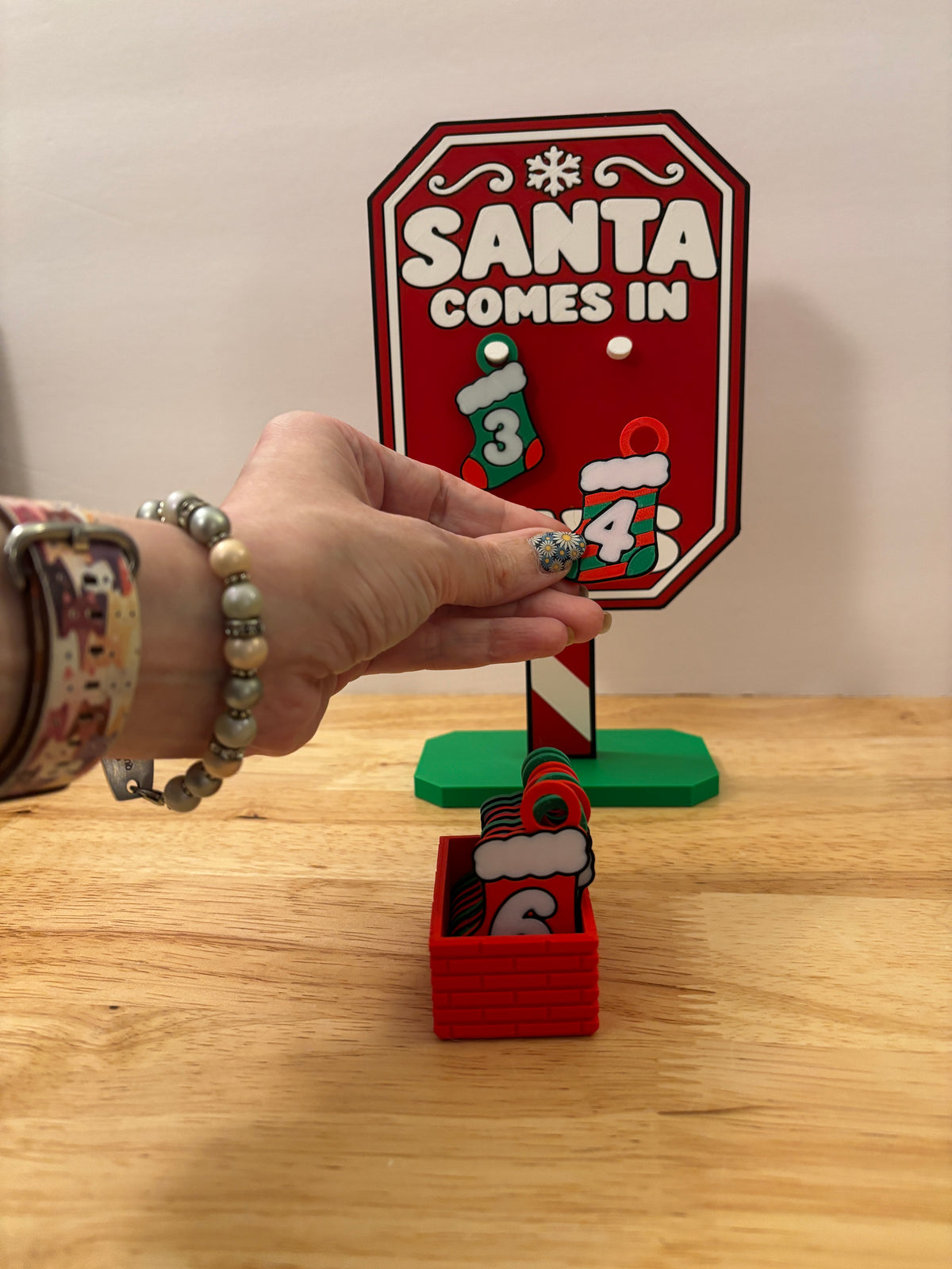 9" Santa Count Down Sign, Countdown stand, Santa comes in x days sign with Stockings, Chistmas countdown